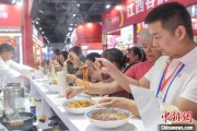 紫薇斗数“嗦粉”经济火热 中国多地“食力”出圈